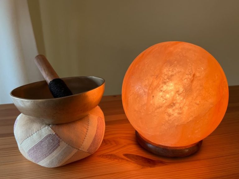 Klangschale und beleuchtete Steinkugel in Ursels Wellness Massagepraxis