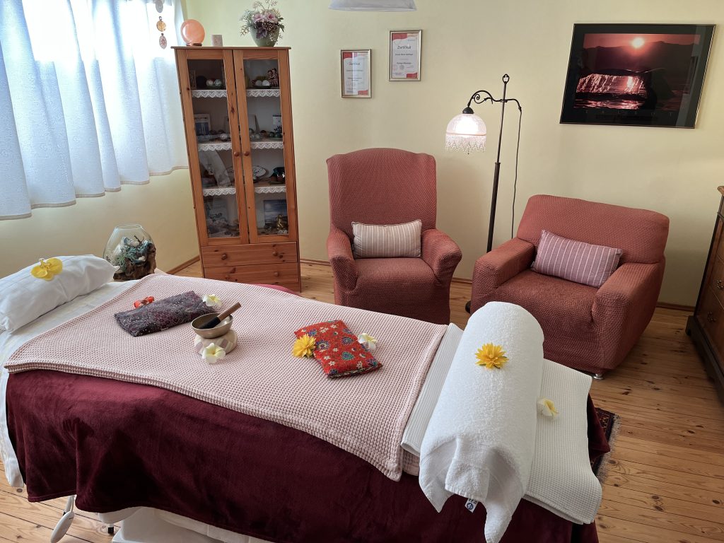 Praxisraum mit Massageliege