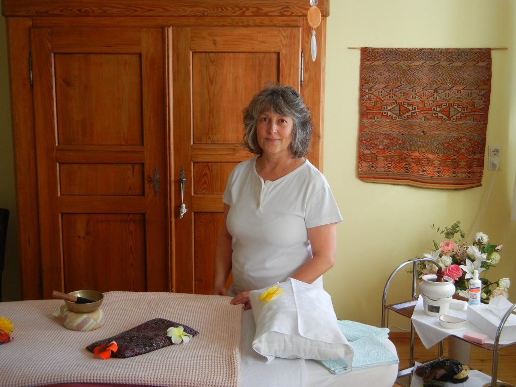 Ursel in ihrer Massage-Praxis